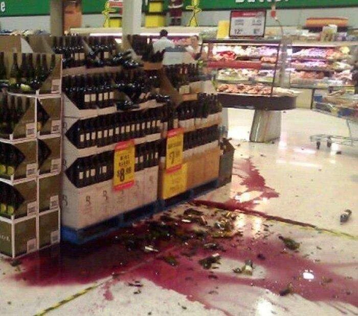 Разбитое вино. Разбитые бутылки в магазине. Разбитые бутылки вина в магазине. Разбитая бутылка в супермаркете. Разбить вино в магазине.