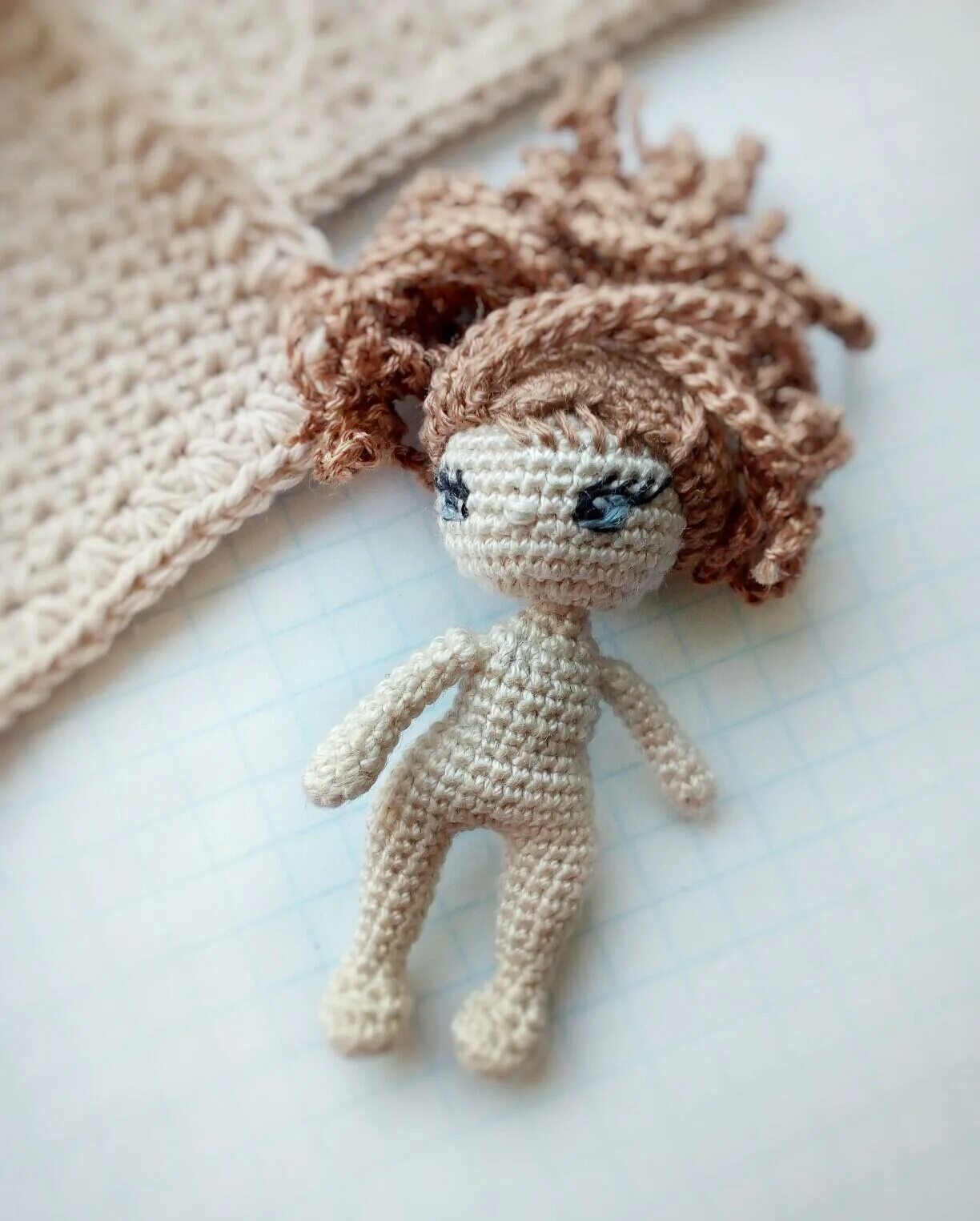 Маленькие вязаные куколки. Маленькая куколка крючком. Маленькая куколка крючком. Ami dolls амигуруми. Маленькие вязаные куколки.
