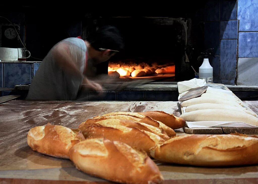 Видео печь хлеб. Хлеб в печи. Ramazan Pidesi в пекарне. Хлеб и печь Миве на заднем плане. Пünebakarly Ekmek.