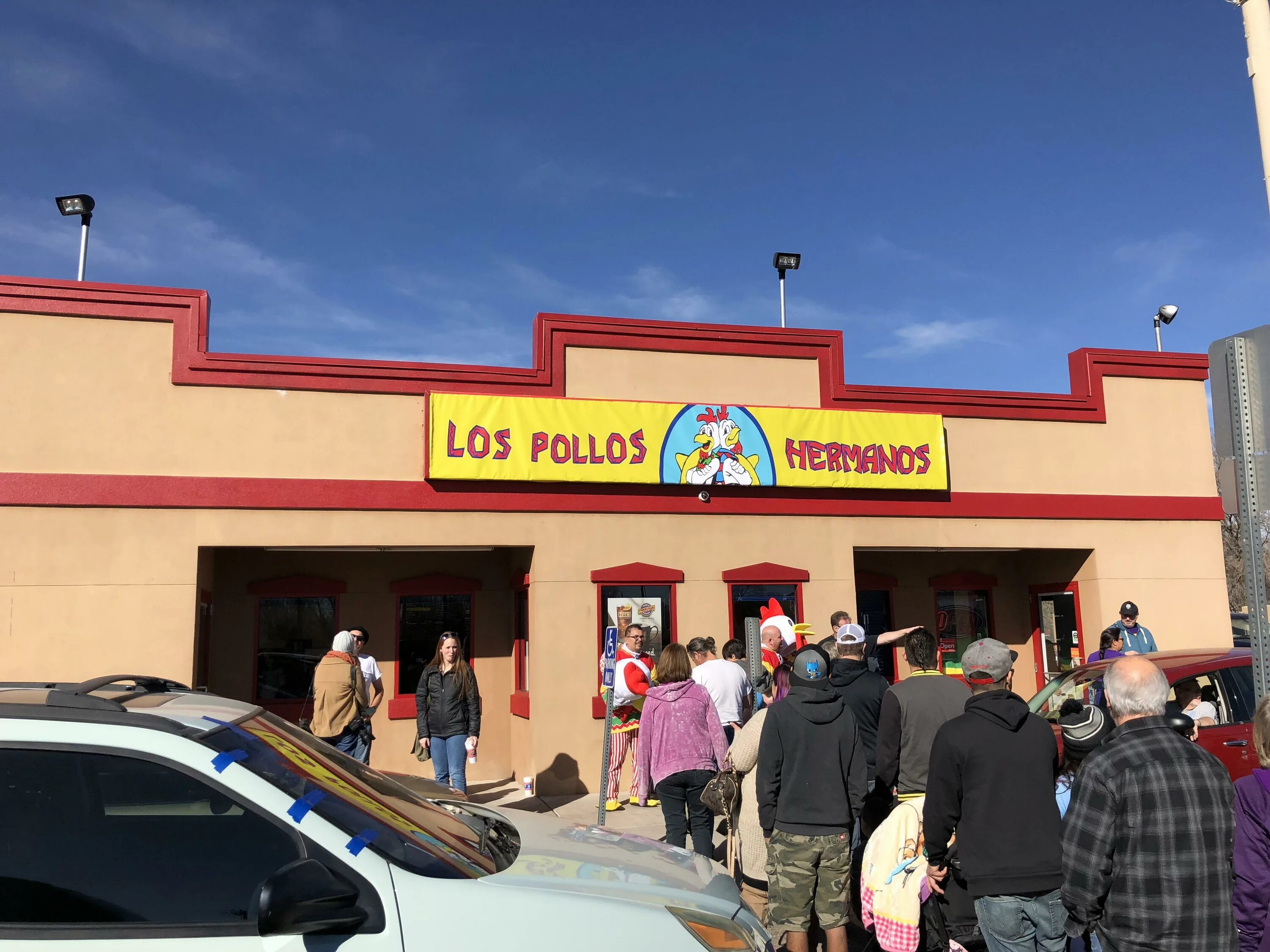 Hello welcome to los pollos. Los pollos hermanos бургер. лос полос херманос. los pollos hermanos здание. лос полос херманос внутри.