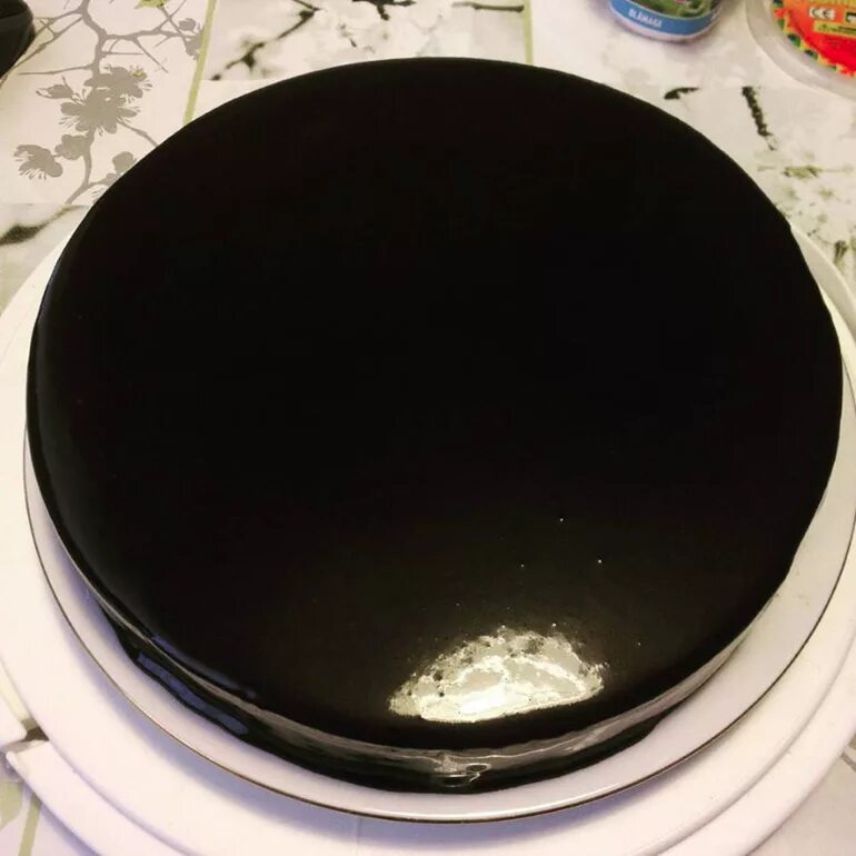 Черный глянцевый торт. Торт с черной глазурью. Черная глазурь. Черный торт гладкий.