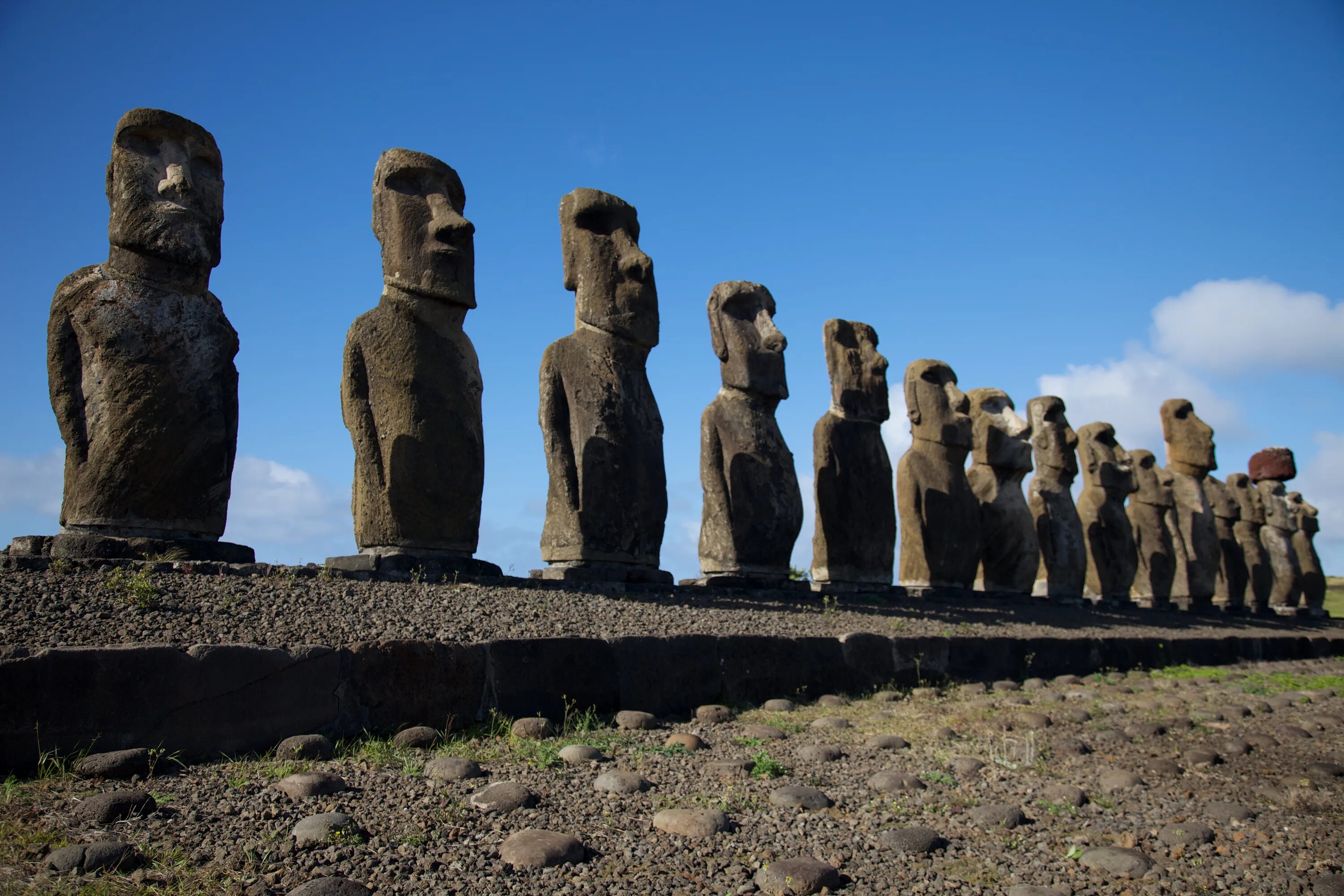 Какой стране принадлежат каменные статуи острова пасхи. Остров Пасхи статуи Моаи. Каменные истуканы острова Пасхи. Моаи на острове Пасхи. Каменные статуи Моаи остров Пасхи Чили.