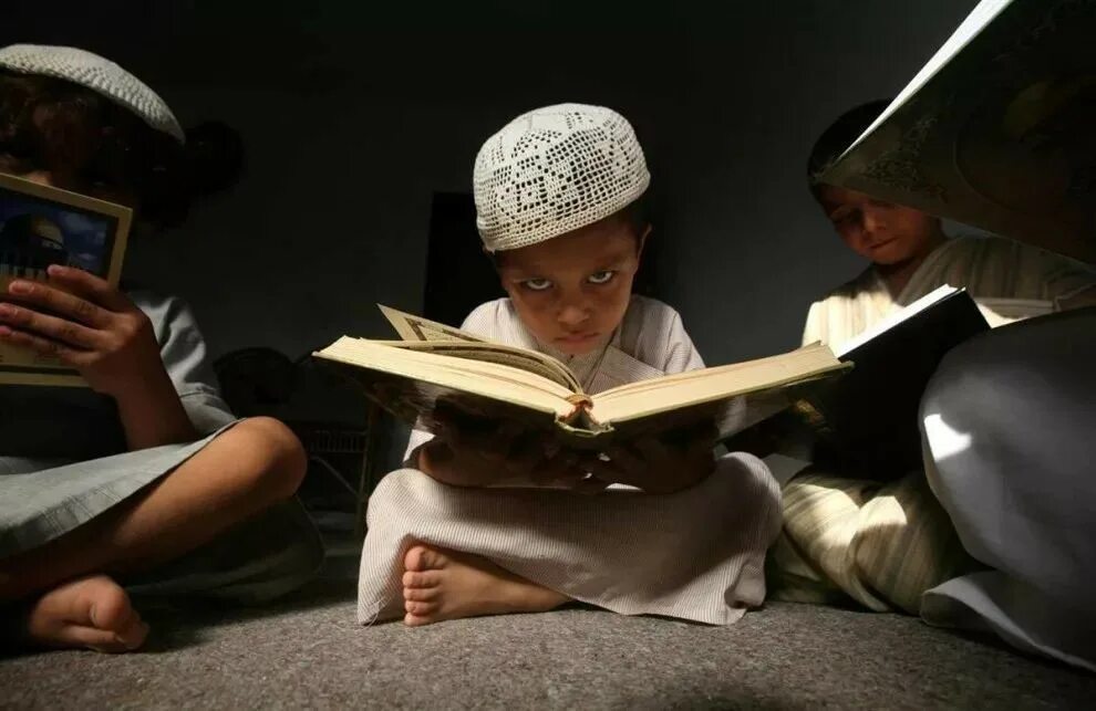 Мусульманин читающий коран. Мусульманские дети. Детям о Коране.