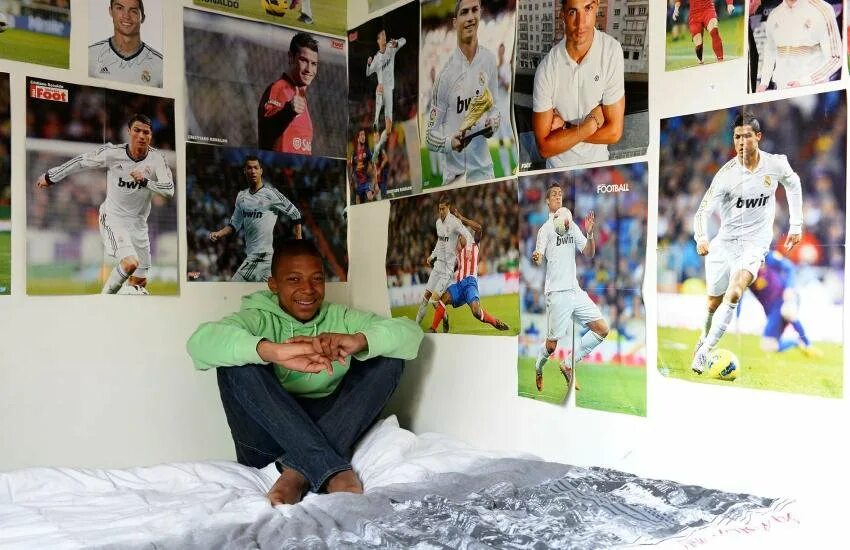 Роналдо мбаппе. Мбаппе Криштиану Роналду комната. Мбаппе с плакатами Роналду. Мбаппе в Реал Мадрид и Роналдо. Мбаппе в комнате с плакатами Роналду.