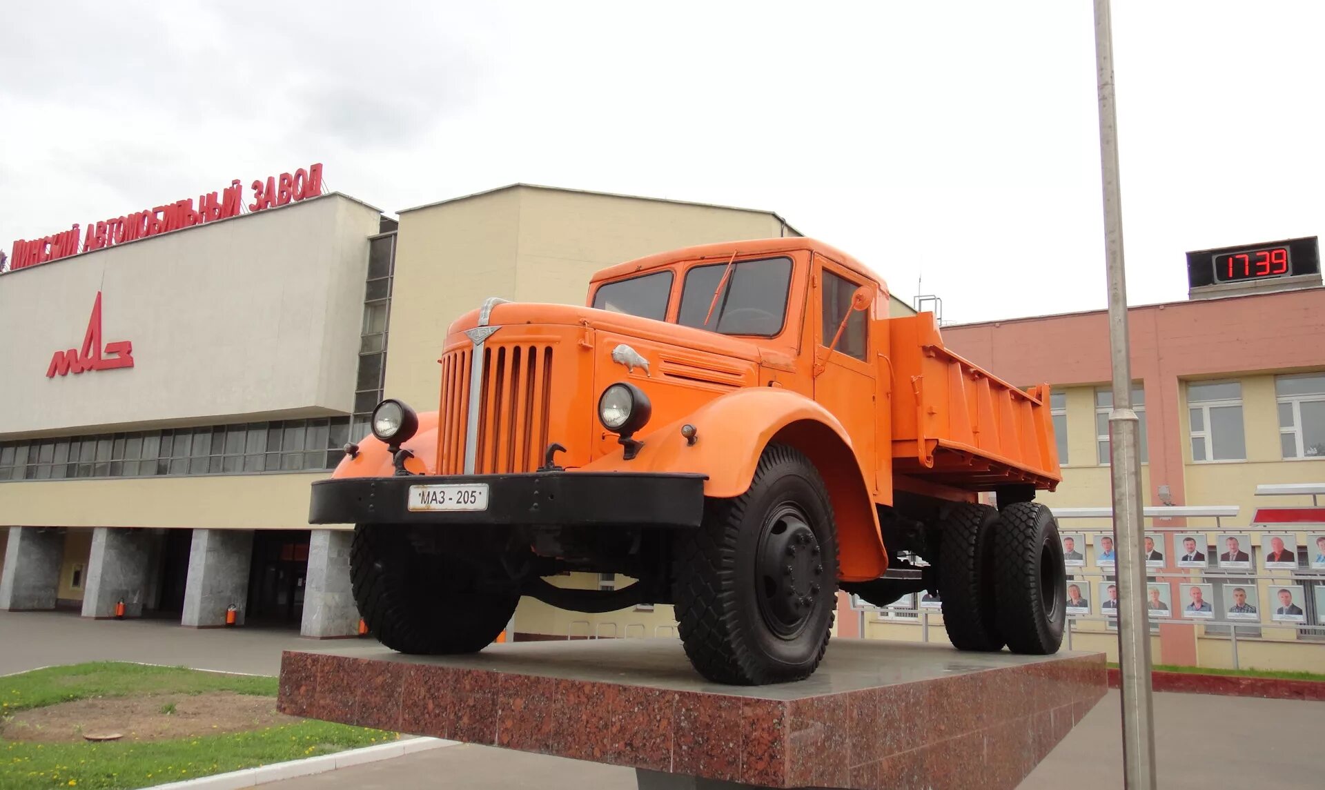 Грузовики минск. Автомобильный завод МАЗ. Автозавод МАЗ Беларусь. Завод МАЗ В Белоруссии. Минский автомобильный завод Беларусь Минск.