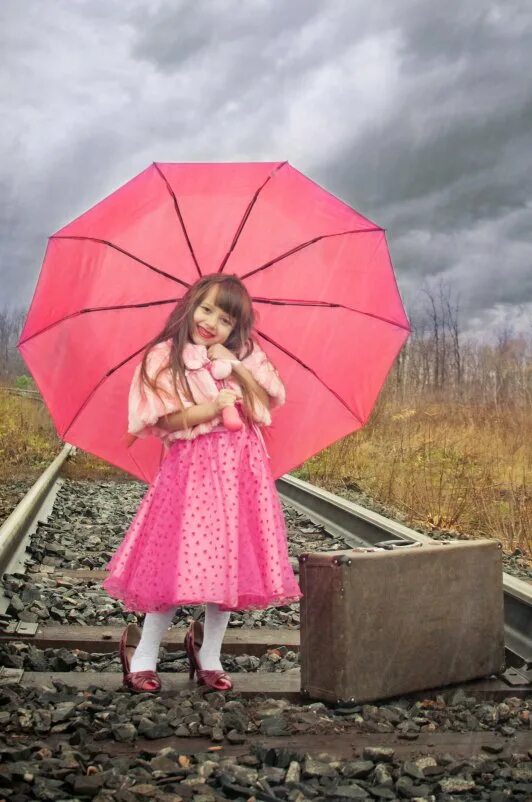 Дал девочке зонт. Девочка с зонтиком. девочка под зонтиком. творческая фотосессия с зонтом. фотосессия с зонтиком дети.