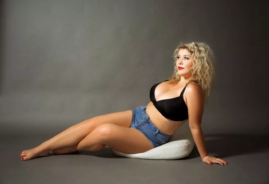 Fluvia lacerda в купальнике. Фотосессия для полных девушек. Пухленькие сидят. Каро эмеральд в купальнике. Оливия рой плюс сайз.