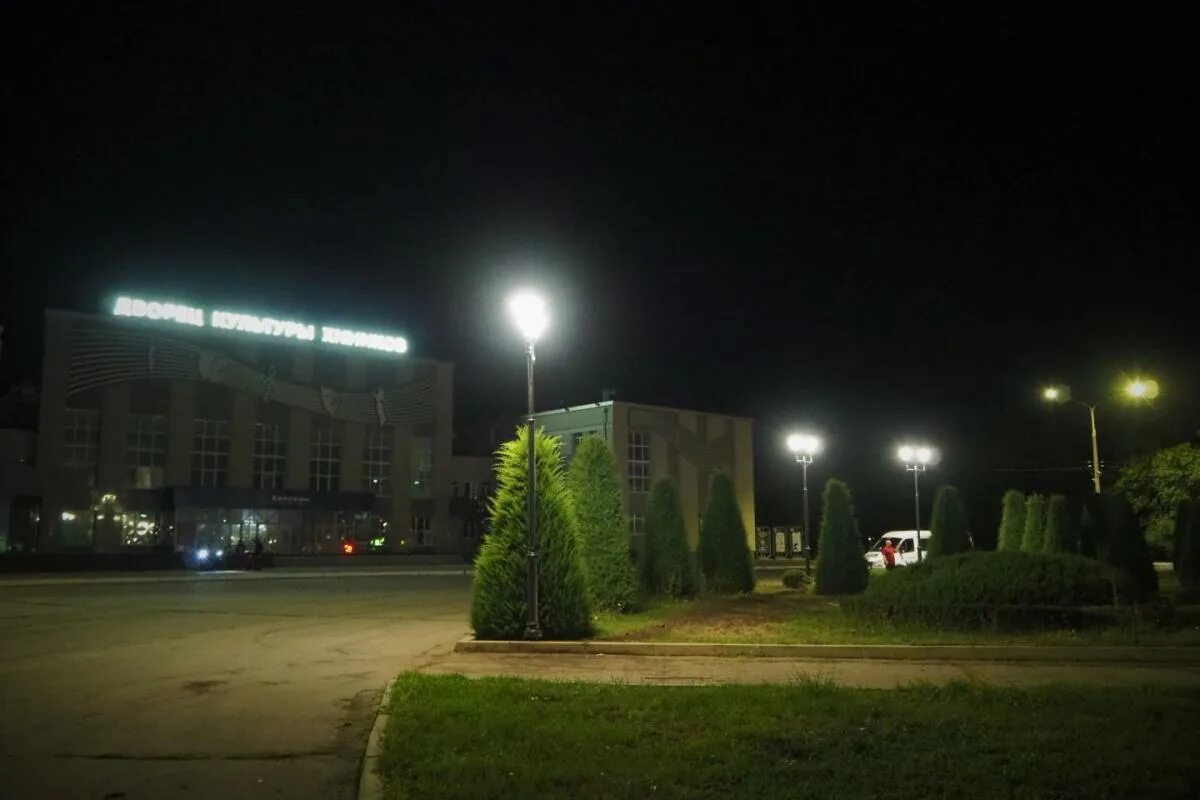 Площадь освещена. Площадь дк химиков невинномысск. площадь освещения. современный прожектор для площади. городская среда подсветка.