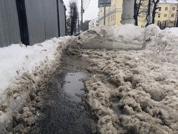 Почему грязный снег тает быстрее чистого. Грязный снег. неубранный снег. грязный сугроб. загрязнение снега.