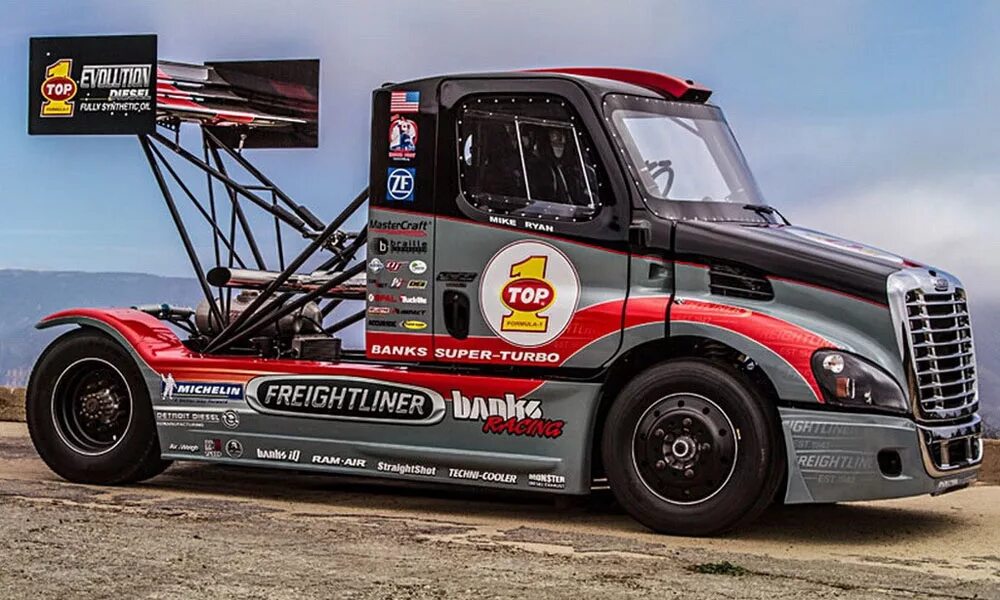 Freightliner Cascadia Pikes Peak. Гоночные Грузовики. Гоночный тягач. Гоночный грузовик Вольво.