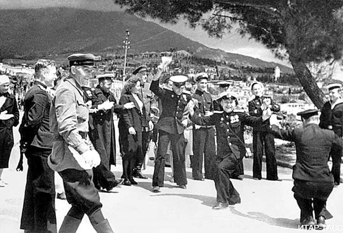 16 апреля ялта. Освобождение ялты 1944. 16 апреля 1944 ялта. оккупация ялты 1941-1945. освобождение ялты в 1944 году.