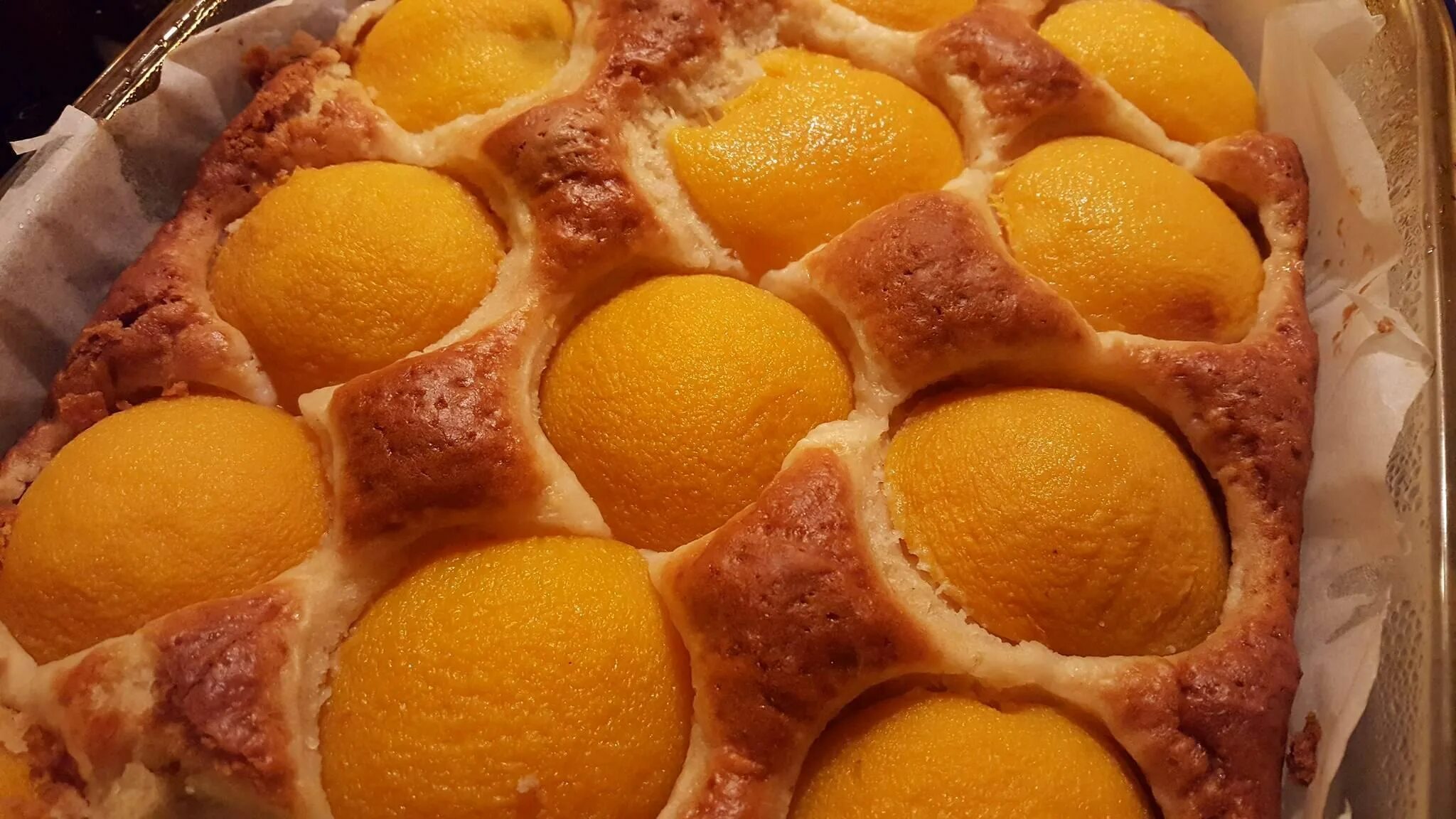 Рецепт пирога с персиками. Пирог с персиками. выпечка с консервированными персиками. пирог с консервированными персиками в духовке. пирог с персиком консервированным.
