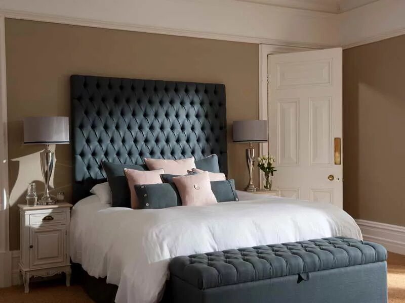 Кровать лорена 160х200 бежевая. Спальня с высокой кроватью. Кровать с мягким изголовьем. Кровать клифтон velvet blue. Кровать arlo.