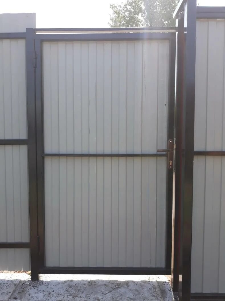Сделать калитку из металла. Кованые калитки. Калитка металлическая. Калитка из профильной трубы 40 на 20под металлпрофиль. Калитка деревянная.