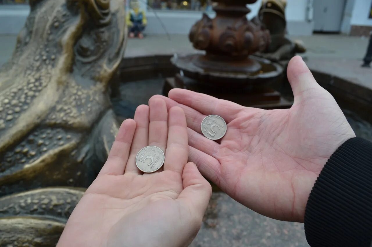 Монеты в фонтане. Монеты в воде. Кидает монетку в фонтан. Море монет. Загадываем монеты