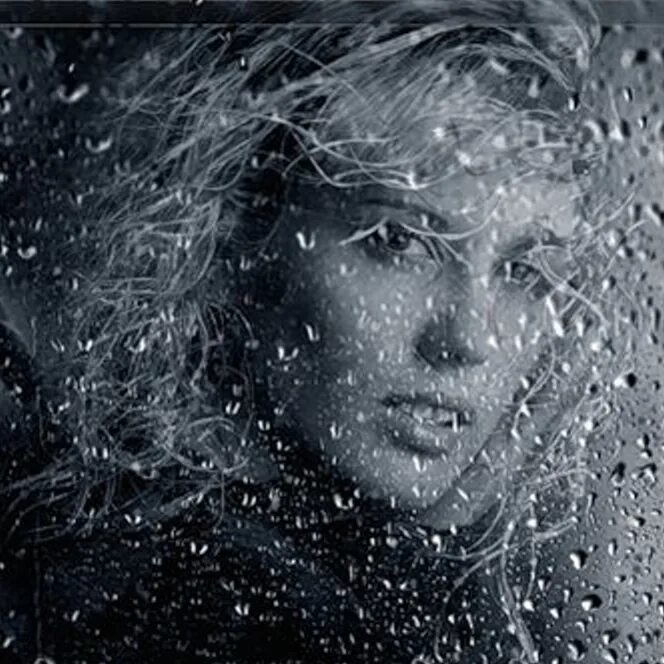 Девушка за стеклом. Женщина дождя. Девушка за мокрым стеклом. Лицо под дождем. Каплями дождя смывает след