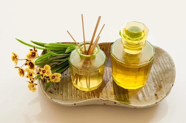 Масло для диффузора своими руками. Аромадиффузор essential oil diffuser. аромамасла для дома с палочками. ароматическое масло с палочками. палочки для диффузора.