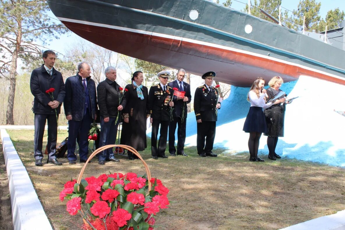 Хабаровск улица тихоокеанская памятник морякам амурцам. Моряки парад 7 ноября. Моряки амурцы. Кумертау монумент пограничников. Памятник морякам амурцам.