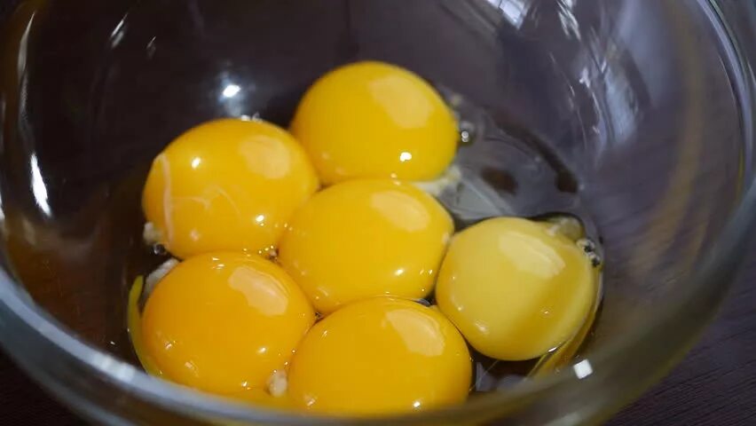 Можно заморозить желтки. Желток в миске. Желток вареный. Сырое яйцо. Яйцо сырое в тарелке.