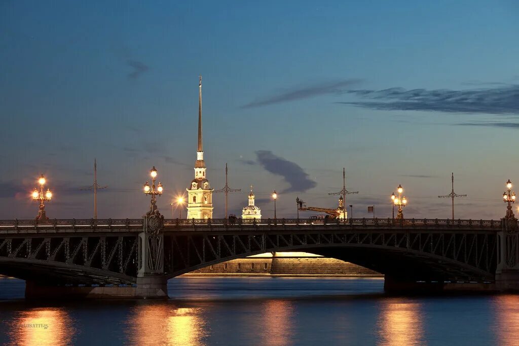 Ночной санкт-петербург. Самая короткая ночь в питере. Эрмитажный мост в санкт-петербурге. Ночной город питер. Самая короткая ночь в питере.