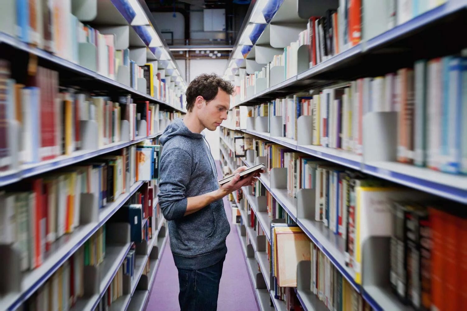 Студенты в библиотеке. Книга человек. Фотография библиотеки. These are students books