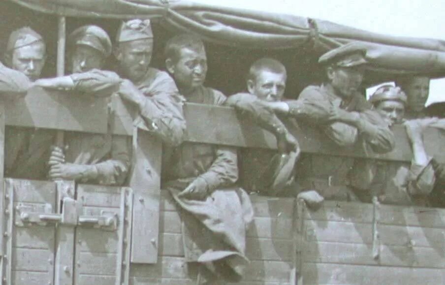 Лагеря военнопленных в 1941. Колонны пленных советских солдат 1941. Советские военнопленные во время Великой Отечественной войны. Сколько было лагерей для советских военнопленных