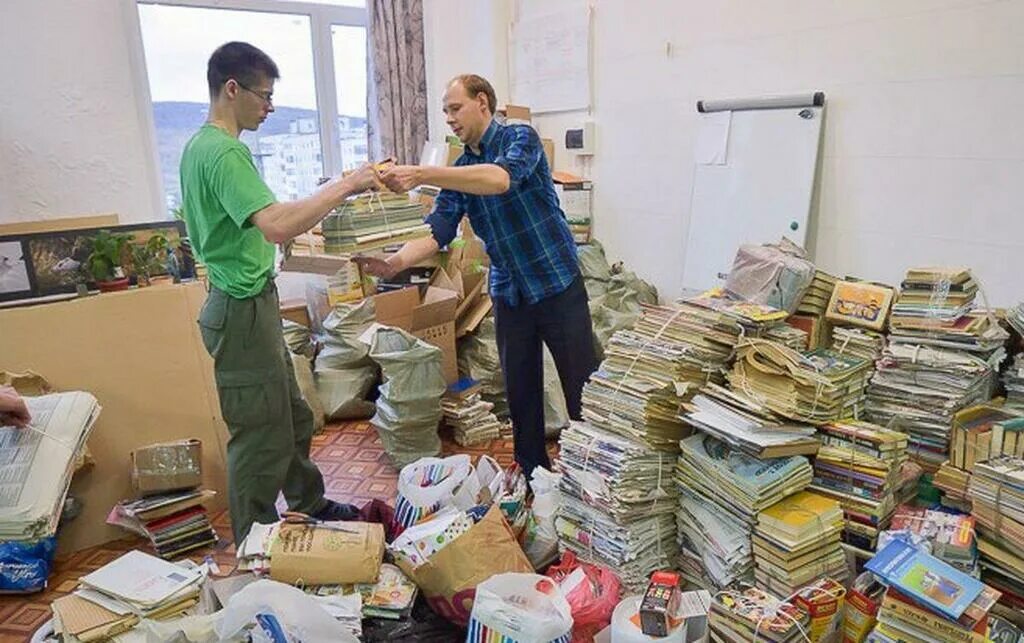 Собранная макулатура. Раз сбор. Утилизация отходов плакат. Листовка о переработке мусора. Сортируй отходы плакат.