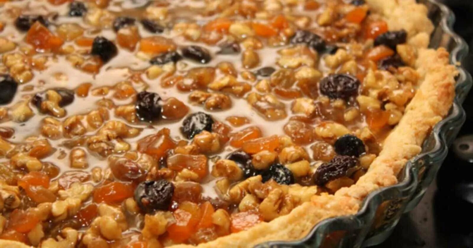 Восточный пирог с курагой орехами