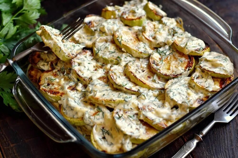 Кабачки жареные в манке. Овощное сатэ. Кабачки жареные кубиками с овощами на сковороде. Кабачки жареные со специями. Рататуй с кабачками.