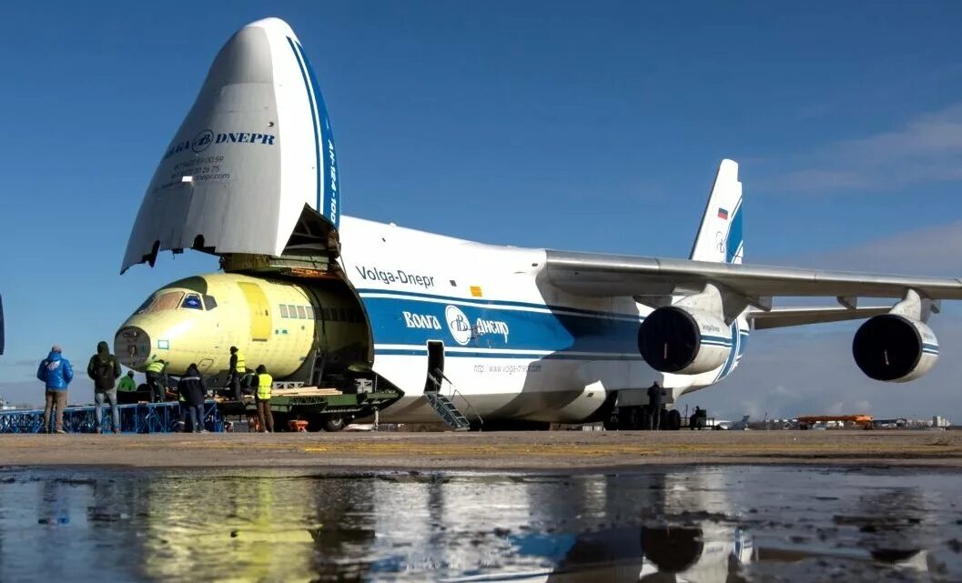 Перевозящий людей самолет. АН 225 Волга Днепр.