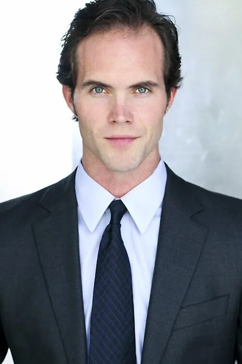 Steven actor. Стивен амелл стрела. Стивен амелл 2021. Оливер куин стрела. Стивен кри.