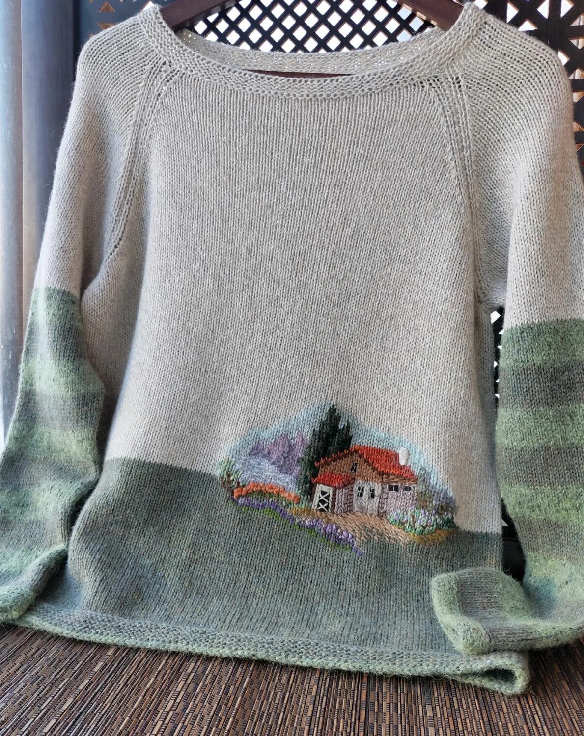 Домашний свитер женский. Свитер дом. Свитер с волком мужской. Уютная зимняя фотосессия. Уютный свитер.