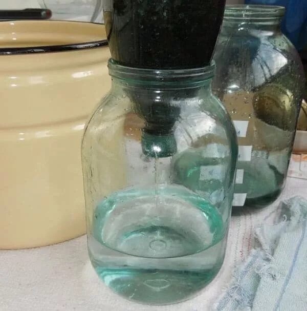 Фильтровальная колонна для самогона. Как сделать фильтр из угля. Самодельный угольный фильтр для воды. Угольный фильтр для самогона из пластиковой бутылки. Самодельный угольный фильтр для очистки самогона.