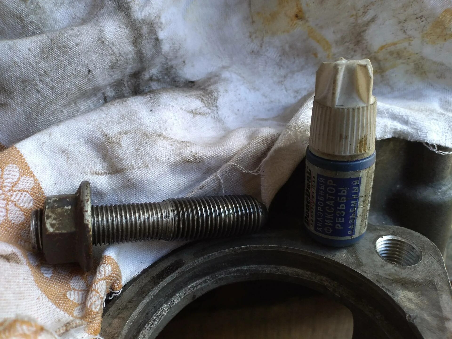 Ниссан скайлайн резьба шпильки. Болт ролика бмв м54. Болт крепления коромысла рено логан 1 8 клапанов сорвана резьба. Сорвал резьбу в алюминиевом блоке что делать. Сорвана резьба в алюминии восстанавливаем без сверления.