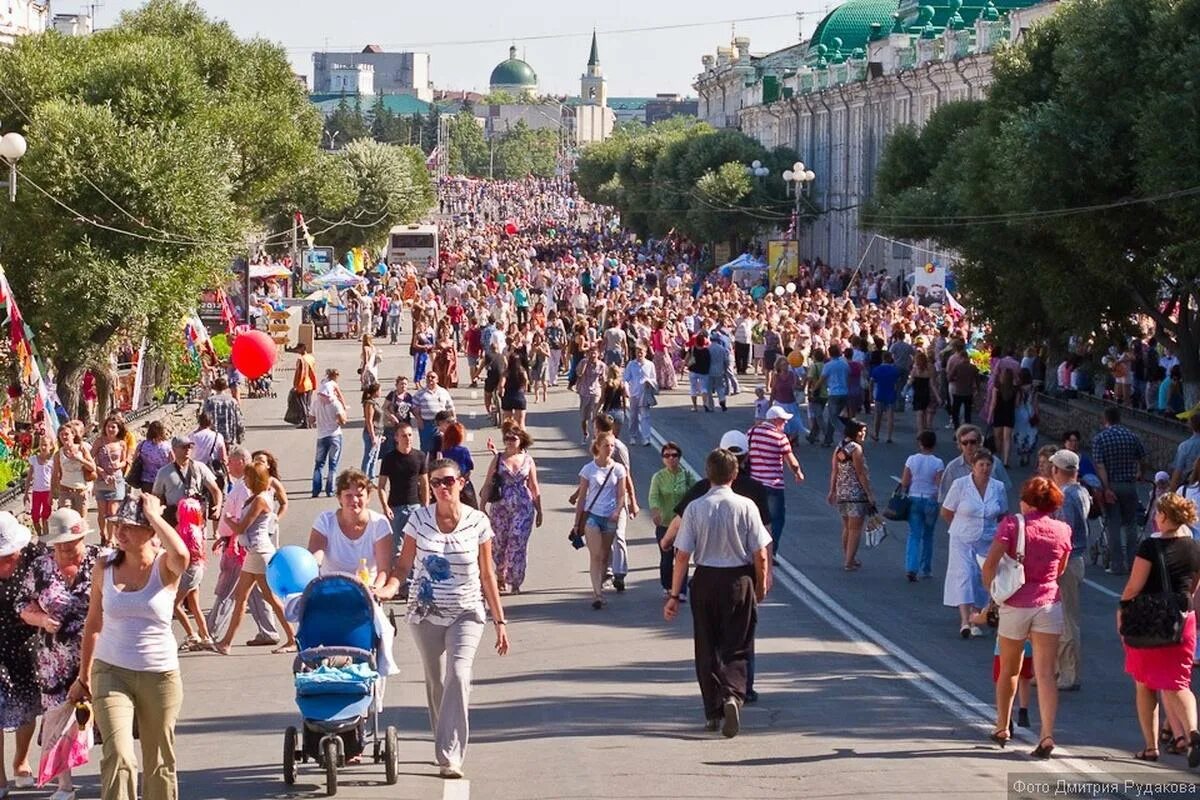 Он живет в омске. Он живет в омске. Омск дом № 50 по улице 4-я транспортная. Он живет в омске. Женщина в омске живет в бочке.