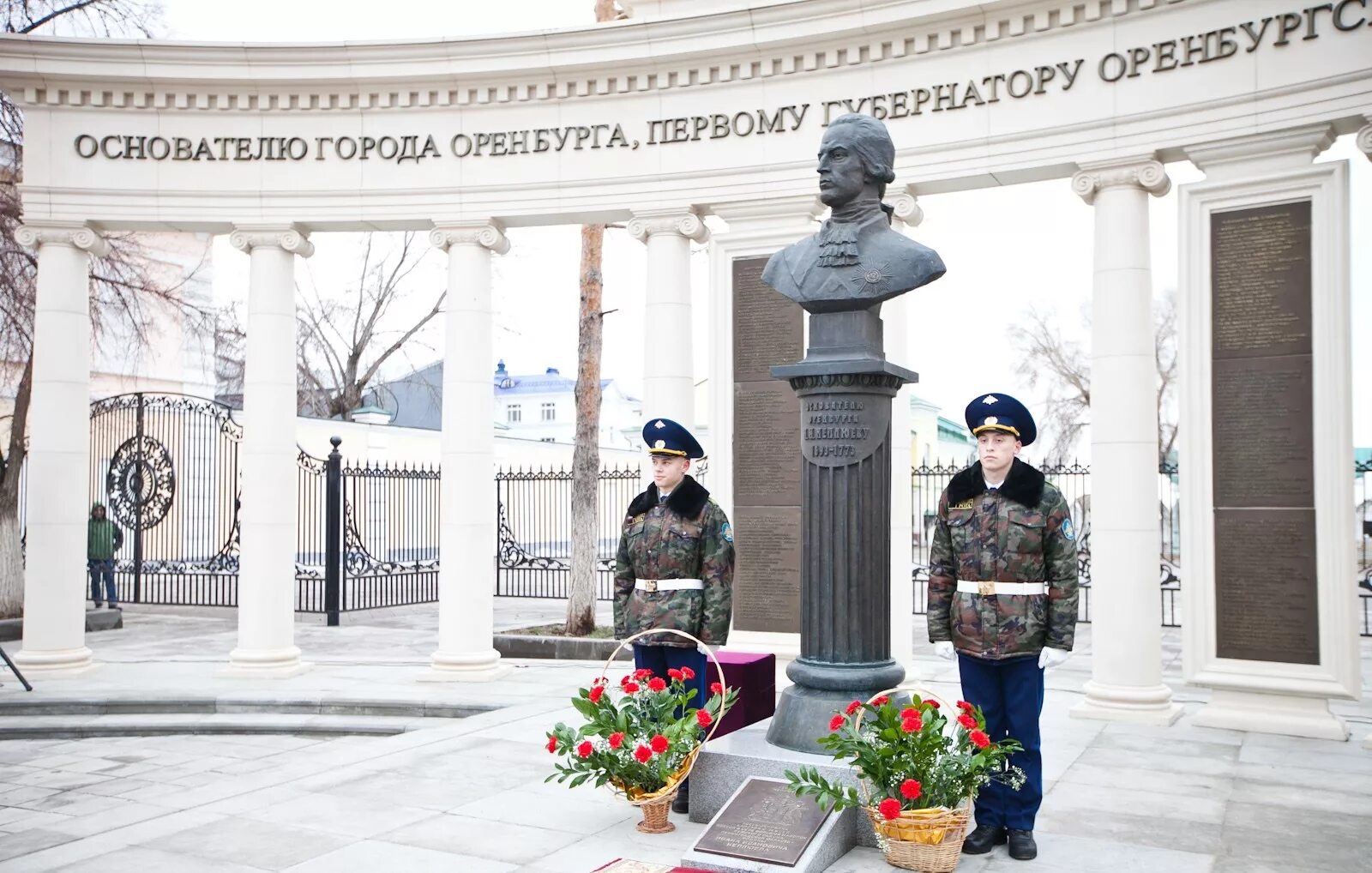 Человек оренбуржья. Памятник Неплюеву в Оренбурге. Памятник первому губернатору Оренбурга. Бюст Неплюева в Оренбурге. Оренбургский губернатор Неплюев.