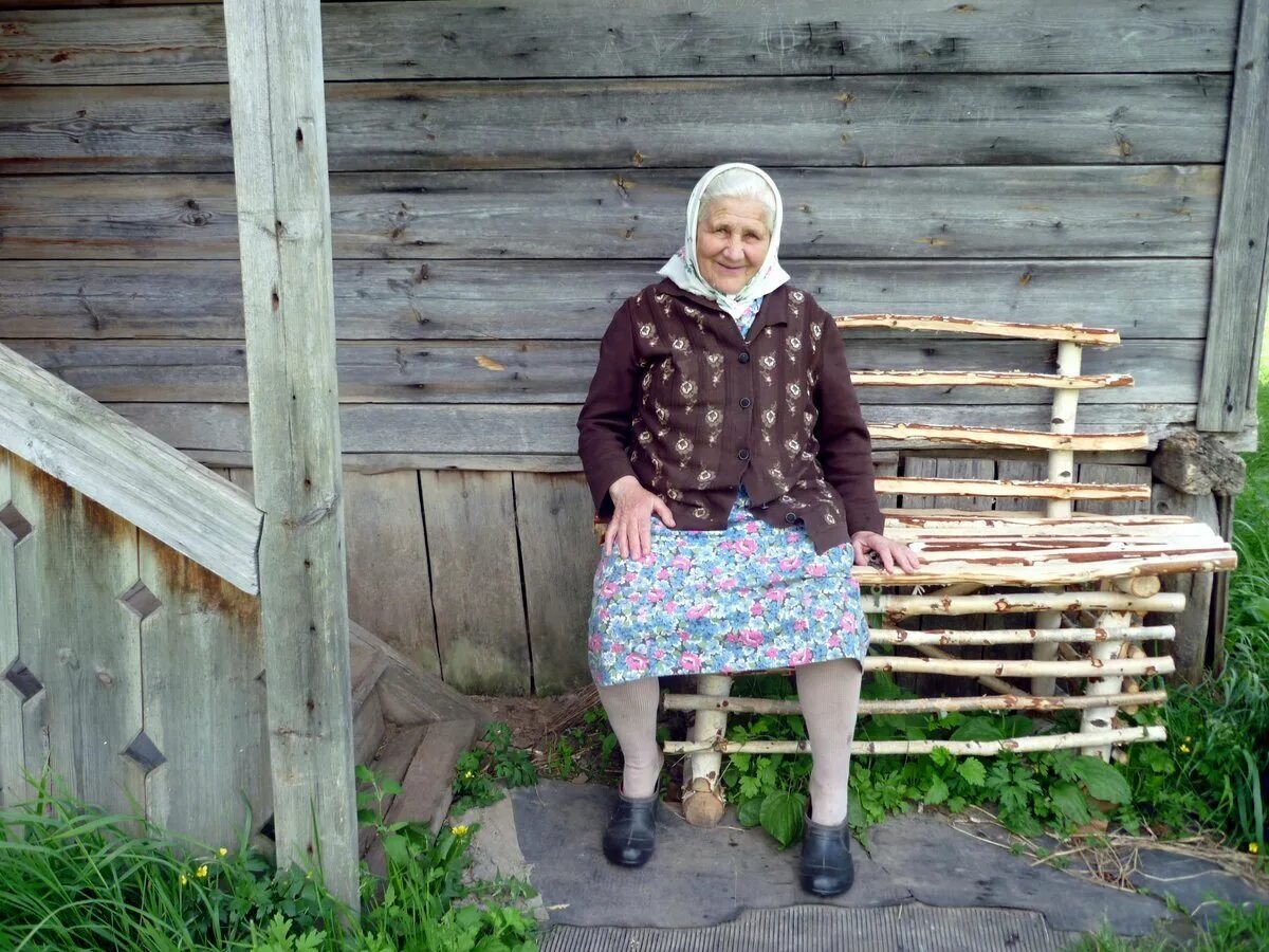 Фото деревенскими бабушками. Бабушка в деревне. Деревенская старушка. Добрая бабушка в деревне. Деревенская бабушка.