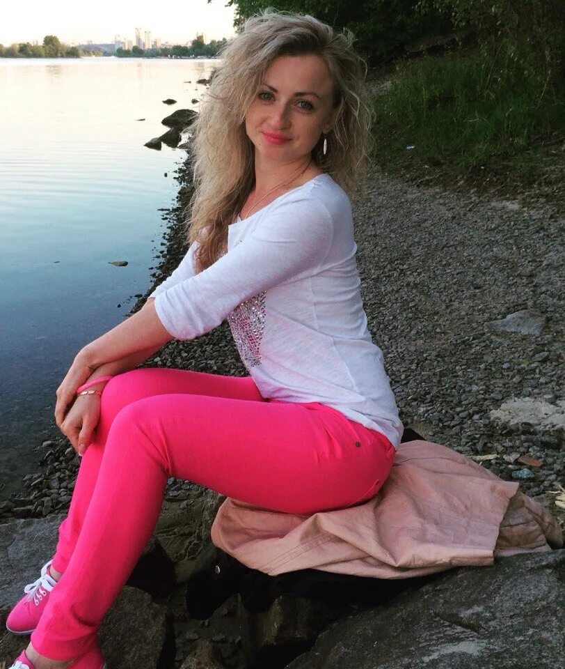 Старшеклассница хочет познакомиться. Школьницы знакомятся. Школьницы познакомятся. Познакомиться со школьницей. Пятиклассница.