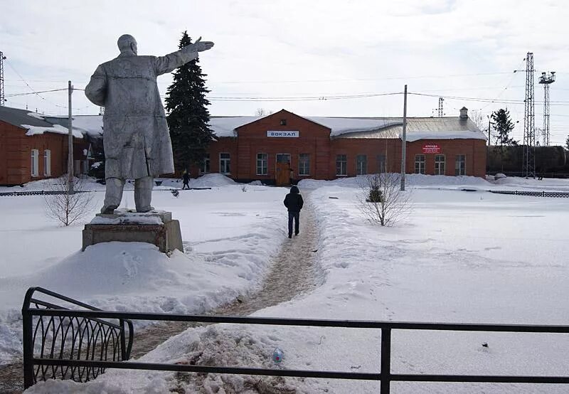 Бугуруслан население численность. Железнодорожный вокзал бугуруслан. памятник ленину в бугуруслане. жд станция бугуруслан. храм святой троицы бугуруслан.