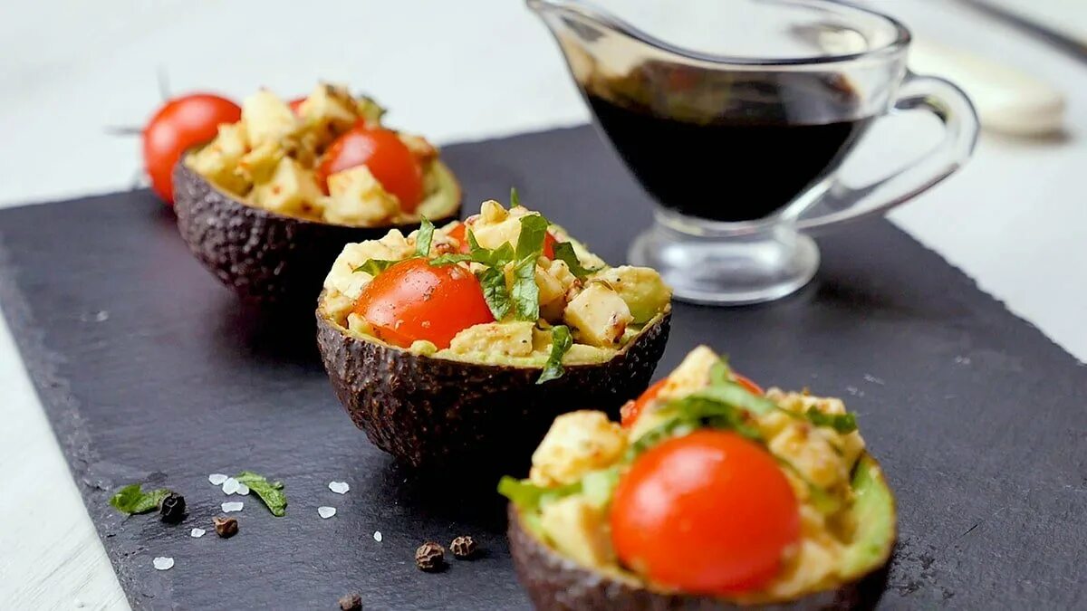 Как вкусно приготовить авокадо. Авокадо с начинкой. авокадо с помидором и маслинами закуска. авокадо с томатом в сырных корзиночках. авокадо фаршированный куриным фаршем.