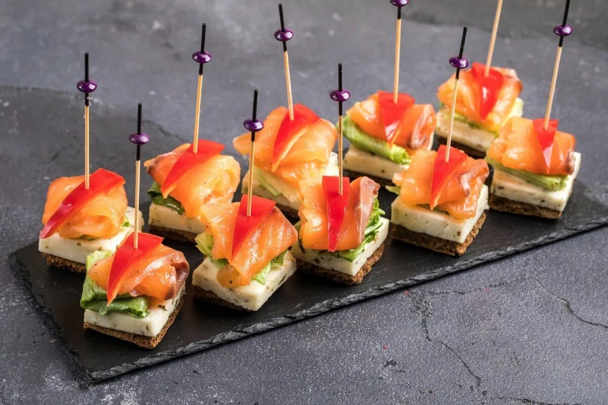 Рецепт вкусных бутербродов для фуршета. Канапе с черри. мини бутерброды. сэндвичи для фуршета. шпажки с красной рыбой.