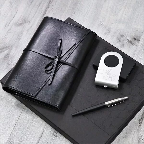 Набор настольный канцелярский. Бизнес аксессуары. Креативная предметная съемка. Аксессуары для бизнес фотосессии. Аксессуары делового человека.