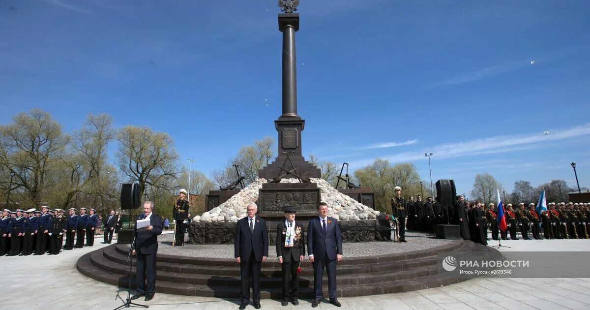 Кронштадт город герой. Кронштадт город воинской славы. кронштадт колонна славы. город воинской славы кронштадт фото.