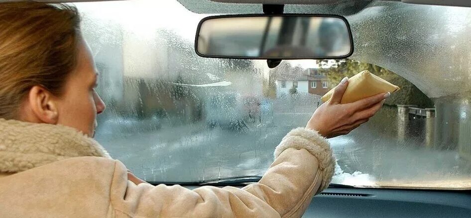 Потеет машина в дождь что делать. Запотевшие стекла авто. Запотевшее окно автомобиля. Запотевшие стекла в машине. Запотевшие окна в авто зимой.