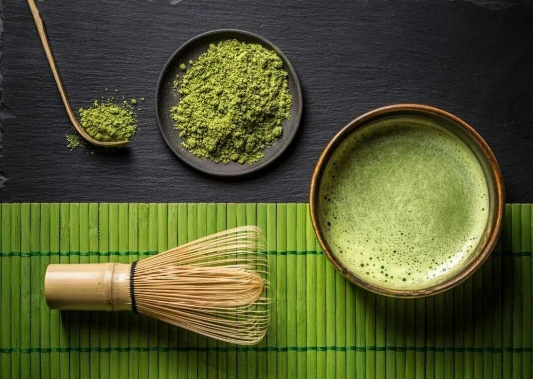 Чай matcha green. Что делает мача. Зеленый чай маття. Зеленый японский чай маття. Чай матча (маття).
