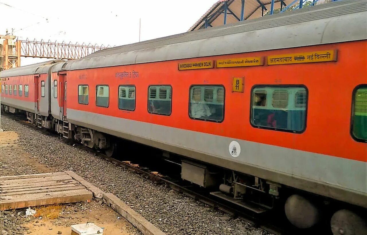Поезд 020у москва санкт петербург. Rajdhani Express. Rajdhani поезд в Индии. Поезд 020у. Rajdhani Express Route 22691.
