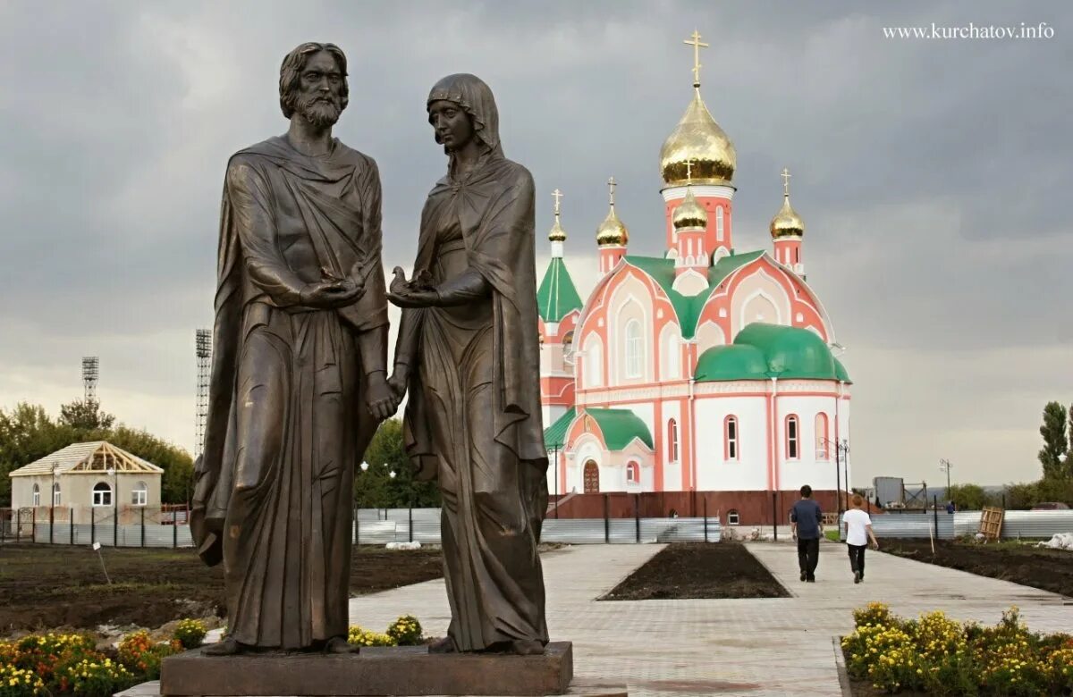 Курчатов варианты. Памятник петру и февронии в курчатове курской. храм в курчатове петра и февронии.