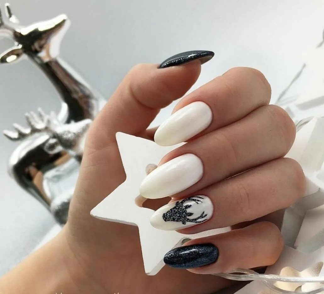 красивые белые ногти. новогодний маникюр овал. ногти на новый год форма миндаль. ногти на новый год форма миндаль. зимний маникюр 2022 миндаль.