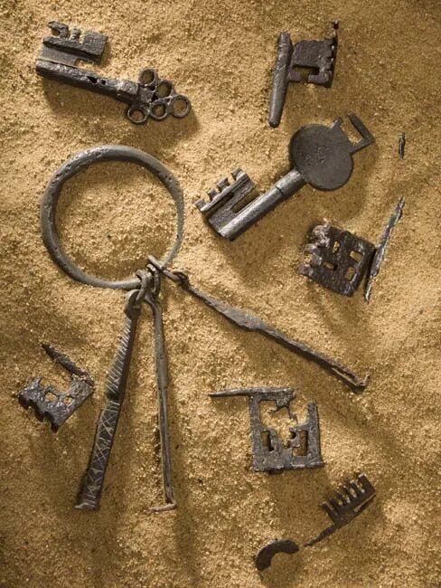 старинный ключ. старинные ключи от замков. амбарный замок 17 века. красивый старинный ключ. старинные ключи от замков.