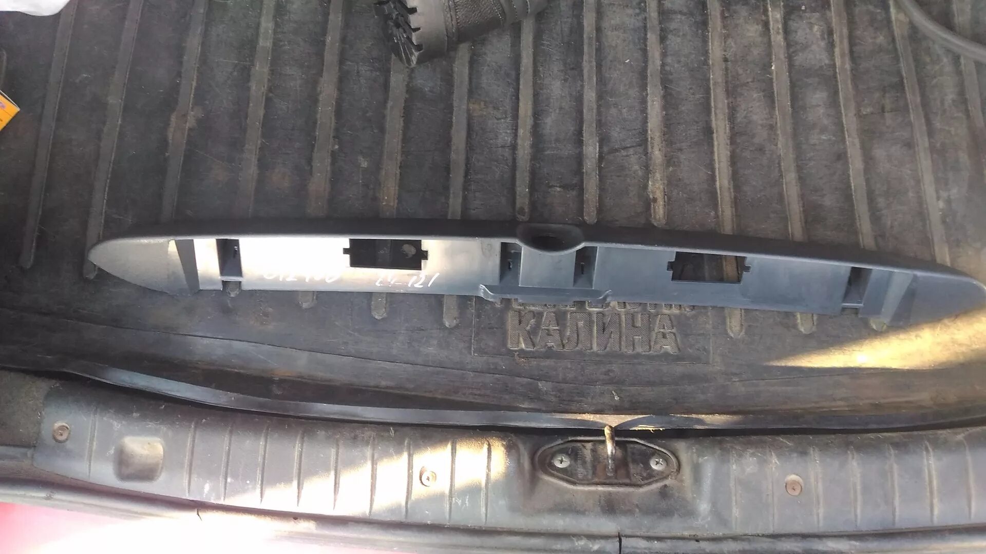 Накладка на багажник калина 1 седан. Ручка багажника калина хэтчбек. Накладка на крышку багажника приора. Молдинг крышки багажника ford focus 2. Калина 1 универсал накладка на крышку багажника.